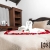 [Imagen:¡Paga Q699 en Vez de Q1,100 por Estadía Romántica para 2 Personas que Incluye: Noche de Hospedaje en Hotel Los Faroles en Cobán + Decoración Romántica con Pétalos de Rosa + Vino + 2 Desayunos!]