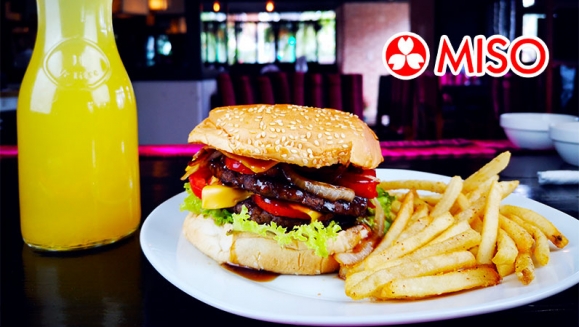 [Imagen:¡Paga Q109 en vez de Q220 por 2 Hamburguesas Coreanas Dobles de 1/2 LB C/U + 2 Porciones de Papas Fritas Crunchy + 2 Cervezas o 2 Bebidas Naturales + 2 Lattes Coreanos!]
