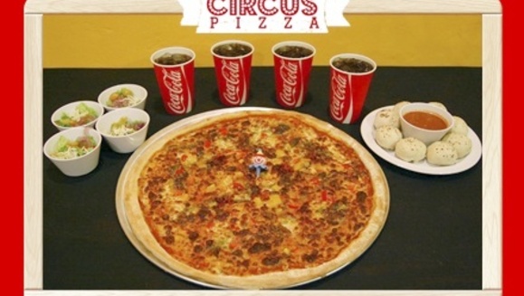 [Imagen:¡Paga $12 en lugar de $26 por una Pizza Gigante Debutante + 1 Orden Grande de Bollitos de Pepperoni + 4 Bebidas con Refill en Circus Pizza!  ¡SÓLO 150 CUPONES DISPONIBLES!]