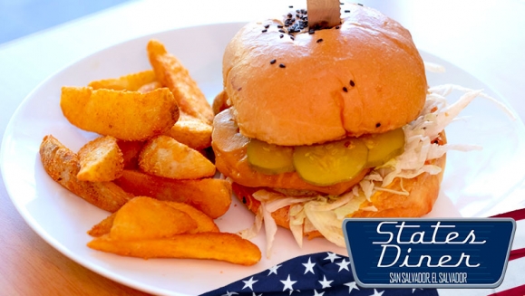 [Imagen:¡Paga $11 en Lugar de $22.75 por 2 Classic Cheeseburger, Bacon Cheeseburger, Jalapeño Cheeseburger o Mushroom Cheeseburger + 1 Chili Cheese Fries + 2 Sodas con Refill!]