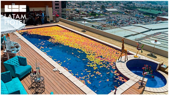 [Imagen:¡Paga Q599 en lugar Q1,200 por Estadía Familiar en LATAM: Habitación Doble Queen para 2 Adultos y hasta 2 Niños + 4 Desayunos + Acceso al Roof Top con Piscina Climatizada, Jacuzzi, Sauna Seco y Gimnasio!]