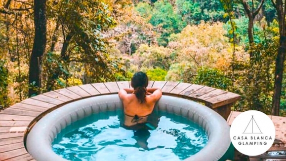 [Imagen:¡Paga Q799 en Lugar de Q1,558 por Estadía para 4 en Carpa de Lujo Equipada con: Deck Privado + Camas + Baño + Churrasquera + Utensilios de Cocina + Filtro de Agua + Fogata + Uso de Jacuzzi y Más!]