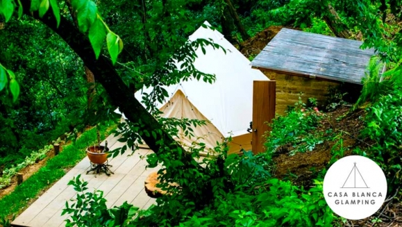 [Imagen:¡Paga Q799 en Lugar de Q1,558 por Estadía para 4 en Carpa de Lujo Equipada con: Deck Privado + Camas + Baño + Churrasquera + Utensilios de Cocina + Filtro de Agua + Fogata + Uso de Jacuzzi y Más!]