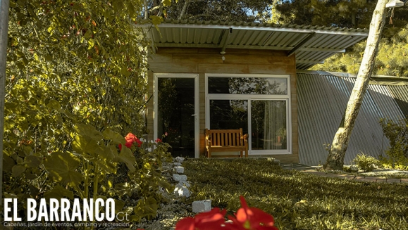 [Imagen:¡Celebra el amor como se debe! ¡Paga Q199 en Lugar de Q350 por 3 Horas de Alojamiento en Cabaña Temática a Elección + 2 Bebidas Calientes!]