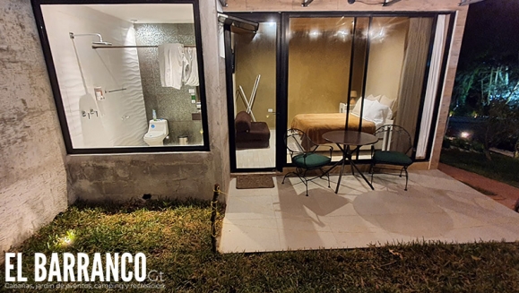 [Imagen:¡Celebra el amor como se debe! ¡Paga Q199 en Lugar de Q350 por 3 Horas de Alojamiento en Cabaña Temática a Elección + 2 Bebidas Calientes!]