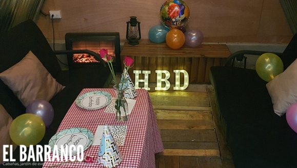 [Imagen:¡Celebra el amor como se debe! ¡Paga Q199 en Lugar de Q350 por 3 Horas de Alojamiento en Cabaña Temática a Elección + 2 Bebidas Calientes!]