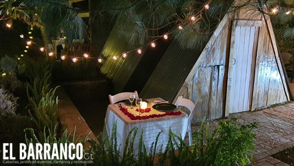 [Imagen:¡Celebra el amor como se debe! ¡Paga Q199 en Lugar de Q350 por 3 Horas de Alojamiento en Cabaña Temática a Elección + 2 Bebidas Calientes!]