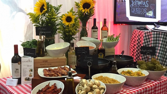 [Imagen:¡Paga Q1,289 en Lugar de Q2,349 por Almuerzo o Cena Romántica con Chef Privado Profesional a Domicilio: Entrada + 2 Platos Fuertes + 2 Postres + 1 Botella de Vino Espumante + Decoración Especial con Velas y Flores!]