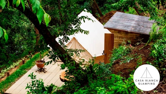 [Imagen:¡Paga Q650 en Lugar de Q1,200 por Estadía para 2 Personas en Carpa de Lujo Equipada con: Deck Privado + Camas + Baño + Churrasquera + Utensilios de Cocina + Filtro de Agua + Fogata + Uso de Jacuzzi y Más!]