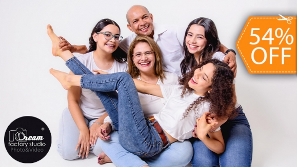 [Imagen:¡Paga $55 en Lugar de $120 por Sesión Fotográfica Profesional para 5 Personas que Incluye: 3 Fondos Diferentes + Edición de Fotografías + 30 fotografías en Formato Digital + Ampliación Fotográfica de 12 x 18 Pulgadas!]