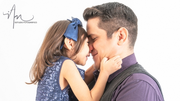 [Imagen:¡Paga $23 en Lugar de $70 por Sesión Fotográfica Profesional en Estudio hasta para 5 Personas + 25 Fotografías Editadas en Formato Digital + Tarjeta Digital!]