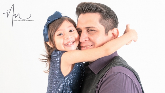 [Imagen:¡Paga $23 en Lugar de $70 por Sesión Fotográfica Profesional en Estudio hasta para 5 Personas + 25 Fotografías Editadas en Formato Digital + Tarjeta Digital!]
