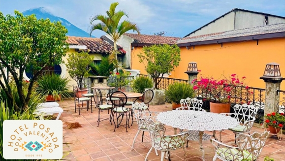 [Imagen:¡Paga Q299 en lugar de Q550 por Estadía Familiar para 6 Personas en Habitación Triple + Café o Té Ilimitado + Pan Dulce de Bienvenida + Uso de Instalaciones + Impuestos Incluidos!]