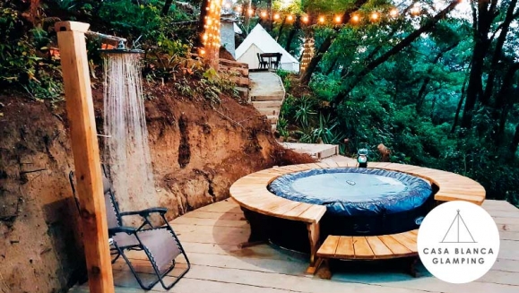 [Imagen:¡Paga Q799 en Lugar de Q1,558 por Estadía para 4 en Carpa de Lujo Equipada con: Deck Privado + Camas + Baño + Churrasquera + Utensilios de Cocina + Filtro de Agua + Fogata + Uso de Jacuzzi y Más!]