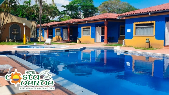 [Imagen:¡Paga Q99 en Lugar de Q323 por Day Pass para 2 Personas + 1 Orden de Alitas para Compartir + 2 Gaseosas + Uso de Piscina!]