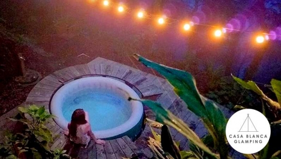 [Imagen:¡Paga Q699 en Lugar de Q1,200 por Estadía para 2 Personas en Carpa de Lujo Equipada con: Deck Privado + Camas + Baño + Churrasquera + Utensilios de Cocina + Filtro de Agua + Fogata + Uso de Jacuzzi y Más!]