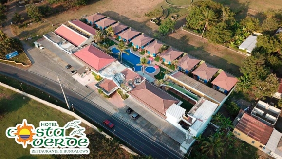 [Imagen:¡Paga Q99 en Lugar de Q323 por Day Pass para 2 Personas + 1 Orden de Alitas para Compartir + 2 Gaseosas + Uso de Piscina!]