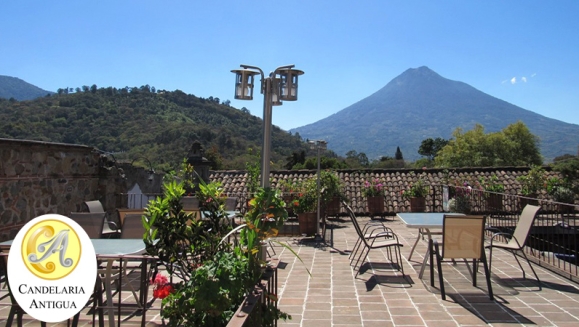 [Imagen:¡Agosto en Antigua! ¡Paga $60 en Lugar de $125 por Estadía Romántica en Habitación con Cama Queen o King + 2 Desayunos Típicos o Americanos + 2 Copas de Vino + Bombones de Chocolate + Impuestos Incluidos!]