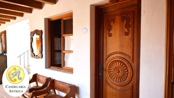 [Imagen:¡Agosto en Antigua! ¡Paga $60 en Lugar de $125 por Estadía Romántica en Habitación con Cama Queen o King + 2 Desayunos Típicos o Americanos + 2 Copas de Vino + Bombones de Chocolate + Impuestos Incluidos!]