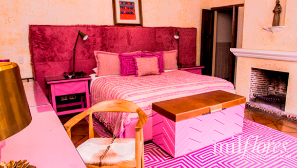 [Imagen:¡Paga Q1,293 en lugar de Q3,386 por Estadía Romántica 5 Estrellas para 2 en Suite Temática de Lujo en Antigua + Uso de Piscina y Jacuzzi + 2 Desayunos + Impuestos Incluidos y Parqueo!]