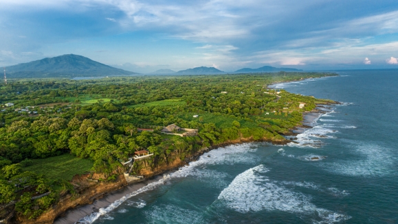 [Imagen:¡Paga $90 en Lugar de $180 por Estadía de 1 Noche para 3 a 5 Personas en Habitación Familiar Deluxe + Desayunos en Playa Torola!]