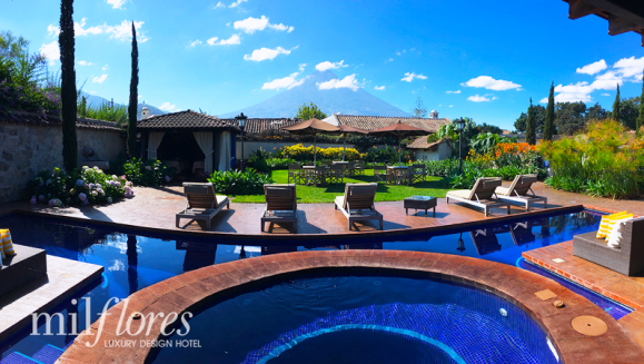 [Imagen:¡Paga Q1,293 en lugar de Q3,386 por Estadía Romántica 5 Estrellas para 2 en Suite Temática de Lujo en Antigua + Uso de Piscina y Jacuzzi + 2 Desayunos + Impuestos Incluidos y Parqueo!]