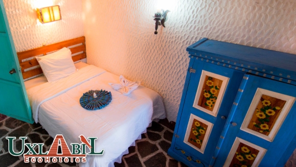 [Imagen:¡Paga Q860 en Lugar de Q1,970 por Estadía de 3 Días y 2 Noches para 2 Adultos en el Lago de Atitlán: Habitación Doble + 4 Desayunos + Tour de Observación de Aves + Uso Ilimitado de Kayaks + Impuestos Incluidos!]