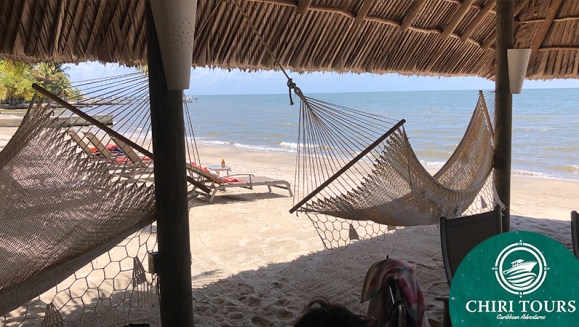 [Imagen:¡Paga Q599 en Vez de Q1,300 por Estadía para 2 Adultos y 2 Niños en el Mar Caribe con: 1 Noche en Habitación Doble con A/C, WIFI, TV + 2 Desayunos Chapines + Aventuras Acuáticas (Paseo en Lancha a Punta de Palma, Waverunner, Snorkling) + Discoteca!]