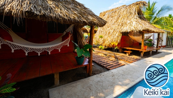 [Imagen:¡Paga Q549 en Vez de Q999 por Estadía para 2 Personas en Cabaña Tipo Hawaii con Baño Privado + 2 Cócteles de Bienvenida + Uso de Instalaciones: Tapetes de Playa, Piscina, Hamacas y Más!]