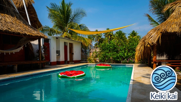 [Imagen:¡Paga Q549 en Vez de Q999 por Estadía para 2 Personas en Cabaña Tipo Hawaii con Baño Privado + 2 Cócteles de Bienvenida + Uso de Instalaciones: Tapetes de Playa, Piscina, Hamacas y Más!]