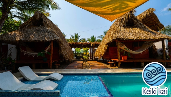 [Imagen:¡Paga Q365 en Vez de Q850 por 1 Noche para 2 Personas en Cabaña Tipo Hawaii + Uso de Instalaciones: Tapetes de Playa, Piscina, Hamacas y Más!]