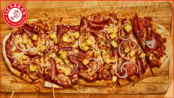 [Imagen:¡Paga $18.95 en Lugar de $44.80 por 2 Cocas Españolas (Tipo Pizza) de Especialidad a Elección: Vegetariana, Salami, Hawaiana o Pollo BBQ + 1 Orden de Papas Bravas + 1 Jarra de Limonada, Naranjada, Gaseosa o Te Helado + 1 Orden de Churros Españoles!]