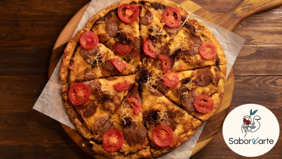 [Imagen:¡Paga Q99 en Lugar de Q210 por Menú Gourmet para 2 con Pizza Artesanal de Especialidad a Elección o 2 Hamburguesas Gourmet + 2 Bebidas Naturales!]