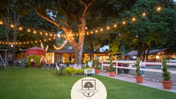 [Imagen:¡Paga Q199 en Lugar de Q425 por Day Pass para 1 Persona que Incluye: Desayuno o Almuerzo a Elección + 1 Clase de Equitación + Tour en Cuatrimoto o Masaje Relajante!]