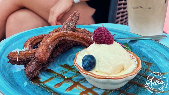 [Imagen:¡Paga Q390 en Vez de Q825 por Exquisito Menú a Elección para hasta 4 con: 2 Entradas (Tacos de Pulpo, Ceviche y Otros) + 2 Platos Fuertes (Entraña del Chef, Cs, Langostinos y Otros) + 1 Botella de Vino + 1 Postre!]