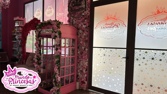 [Imagen:¡Paga Q99 en vez de Q350 por Servicios de Salón y Glamour Para Tu Princesa: Corte de Cabello + Peinado con Glitter + Esmaltado de Uñas + Uso de Vestidos y Accesorios del Magic Closet + Fotografías Digitales en Cabinas Personalizadas y Más!]