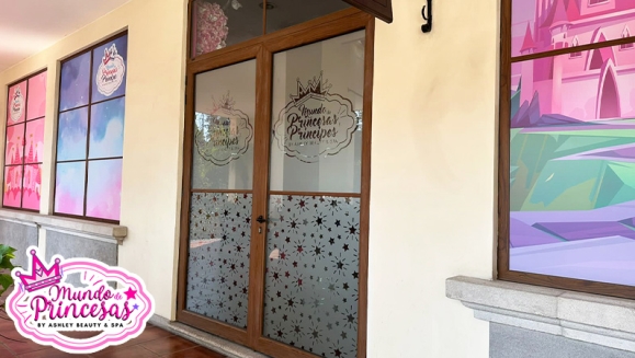 [Imagen:¡Paga Q99 en vez de Q350 por Servicios de Salón y Glamour Para Tu Princesa: Corte de Cabello + Peinado con Glitter + Esmaltado de Uñas + Uso de Vestidos y Accesorios del Magic Closet + Fotografías Digitales en Cabinas Personalizadas y Más!]