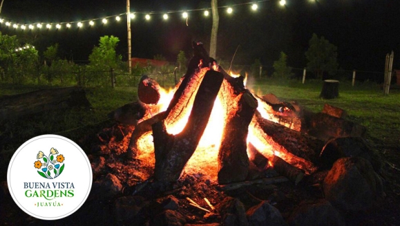 [Imagen:¡Paga $30 en Vez de $60 por Camping al Aire Libre para 2 que Incluye: 2 Entradas al Ecoparque + 1 Tienda de Campaña + 2 Colchonetas + 2 Desayunos + 2 Cenas + Fogata + Guía de Senderismo y Tour Básico de Café + Piscina y Más! ¡Solo 53 Disponibles!]