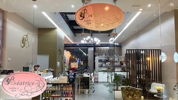 [Imagen:¡Paga Q275 en Vez de Q1,075 por Cambio de Look, que Incluye: Ritual de Hidratación INOAR con Planchado + Lavado Spa + Corte Personalizado + Manicure y Pedicure Spa + Aplicación de Gelish Bicolor en Manos y Pies + Waves o Planchado y Más!]