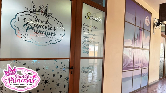 [Imagen:¡Paga Q99 en Lugar de Q350 por Servicios de Salón y Glamour Para Tu Princesa: ¡Peinado con Glitter + Maquillaje Fantasía + Esmaltado + Uso de Vestidos y Accesorios del Magic Closet + Fotografías Digitales en Cabinas Personalizadas + Snacks!]