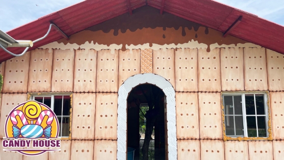 [Imagen:¡Paga $75 en Lugar de $150 por Estadía de 1 Noche en Cabaña Temática "Candy House" para 2 Adultos y 3 Niños!]