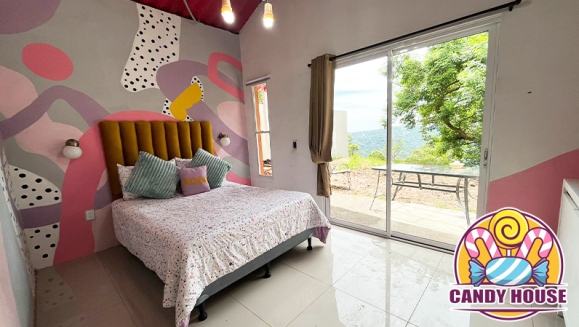 [Imagen:¡Paga $75 en Lugar de $150 por Estadía de 1 Noche en Cabaña Temática "Candy House" para 2 Adultos y 3 Niños!]