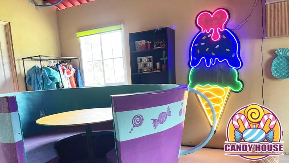 [Imagen:¡Paga $75 en Lugar de $150 por Estadía de 1 Noche en Cabaña Temática "Candy House" para 2 Adultos y 3 Niños!]