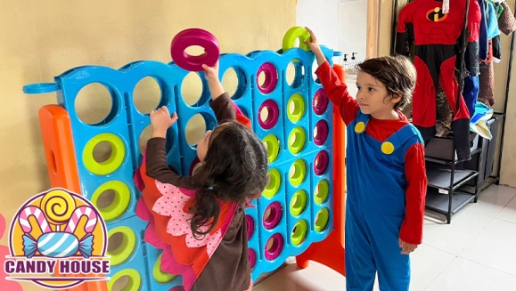 [Imagen:¡Paga $75 en Lugar de $150 por Estadía de 1 Noche en Cabaña Temática "Candy House" para 2 Adultos y 3 Niños!]
