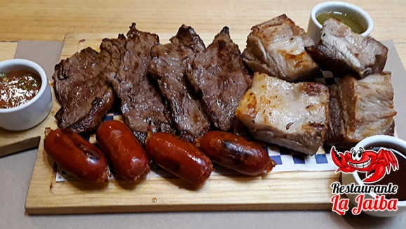 [Imagen:¡Paga Q295 en lugar de Q600 por Parrillada para Cuatro con: 1 Libra de Lomo de Res Asado + 1 ½ Libra de Costilla de Cerdo Frita o BBQ + 4 Chorizos + 4 Ensaladas de La Casa + Papas Fritas + 4 Bebidas + Porción de Pan para 4!]