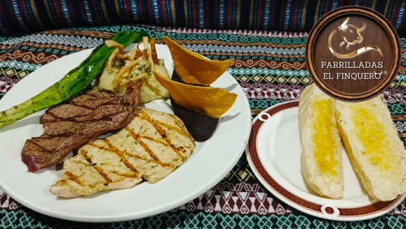 [Imagen:¡Paga Q999 en Lugar de Q1,805 por Combo de Convivio para 8 que Incluye: Entrada + Plato Fuerte con Lomito y Pollo a La Parrilla + Guarniciones + Bebida + Postre + Café!]