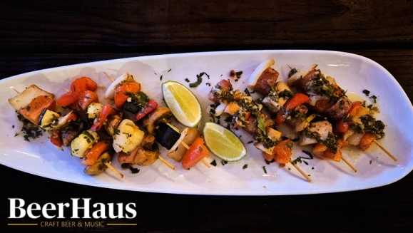 [Imagen:¡Paga $15 en Lugar de $35.75 por  6 Pinchos Mixtos + 1 Orden de Tapas del Chef + 4 Cervezas a Elección en Beerhaus!]