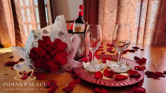 [Imagen:¡Paga Q899 en Vez de Q1,600 por Estadía Romántica para 2 Personas en Habitación Suite Deluxe + Desayunos + Decoración Romántica Standard: Pétalos de Rosa + Velas + Chocolates + 2 Copas de Vino!]