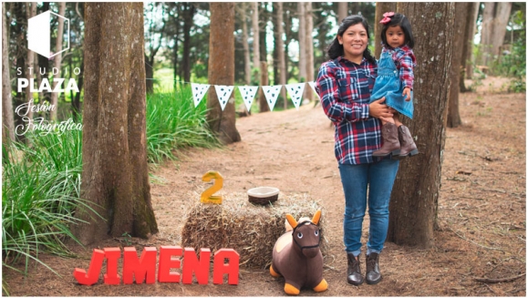 [Imagen:¡Paga Q159 en lugar de Q800 por Sesión Fotográfica Profesional de 1 Hora hasta para 4 Personas en Área Verde + 6 Fotografías Impresas + Las Mejores Fotografías Digitales!]