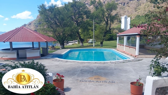 [Imagen:¡Disfruta en Bahía Atitlan! ¡Paga Q350 en Lugar de Q650 por Estadía de 1 Noche Para 2 Personas en Habitación Doble + Uso de Piscina, Vista al Lago y Volcanes, Acceso a Playa Privada y Área Verde + Impuestos Incluidos!]